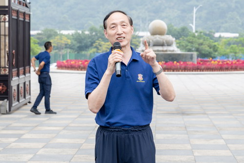 校长和飞主持.jpg 校长和飞主持.jpg