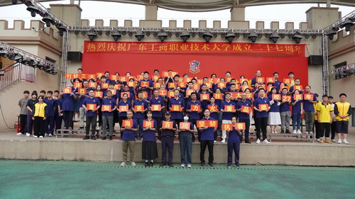 大旺校区教职工合影.jpg 大旺校区教职工合影.jpg