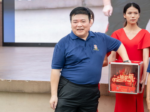 副董事长莫秀全抽奖.jpg 副董事长莫秀全抽奖.jpg