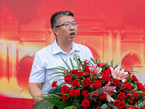 教师代表李根(1).jpg 教师代表李根(1).jpg