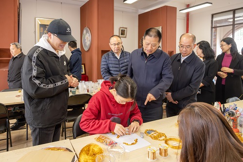 参观广府金绣.jpg