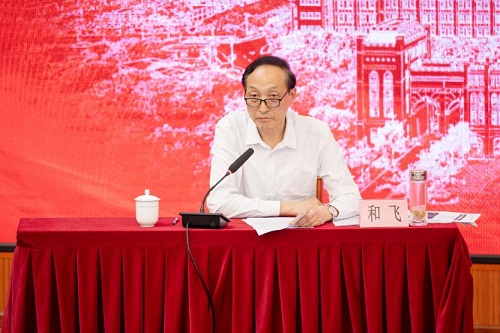 校长和飞作主题报告.jpg 校长和飞作主题报告.jpg
