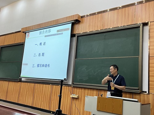 李长友作讲座.jpg 李长友作讲座.jpg