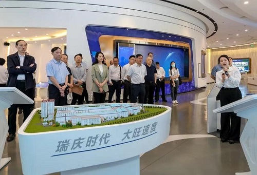 参观考察广东瑞庆时代新能源科技有限公司2.jpg