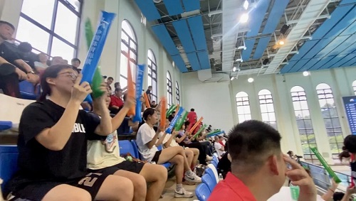 由世界杯官网学生组成的拉拉队.jpg 由世界杯官网学生组成的拉拉队.jpg
