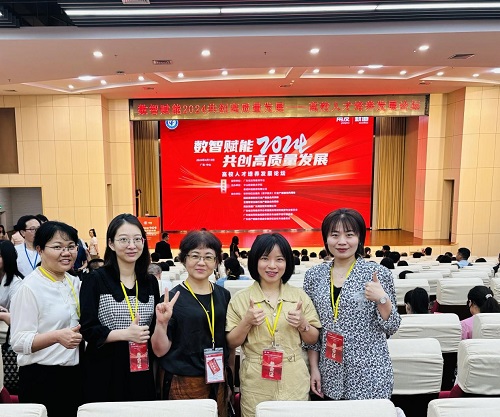财经政法学院教师在论坛现场.jpg 财经政法学院教师在论坛现场.jpg