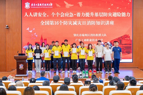 学生代表获颁聘书.jpg