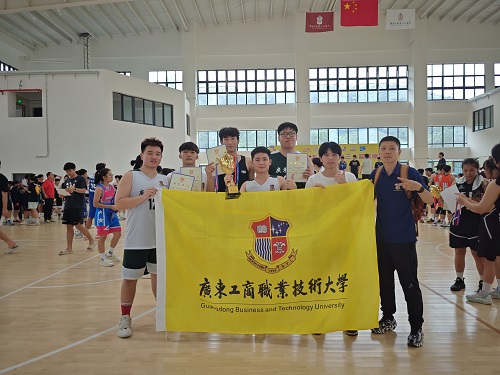 教练员运动员合影.jpg 教练员运动员合影.jpg