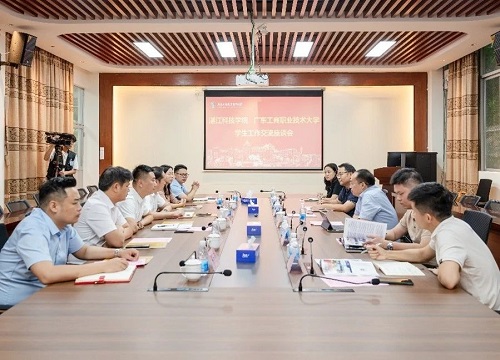 座谈会现场.jpg 座谈会现场.jpg