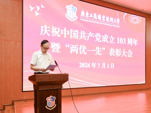 和飞宣读表彰决定.jpg 和飞宣读表彰决定.jpg