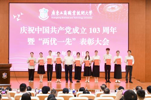 颁发教职工优秀共产党员证书.jpg 颁发教职工优秀共产党员证书.jpg