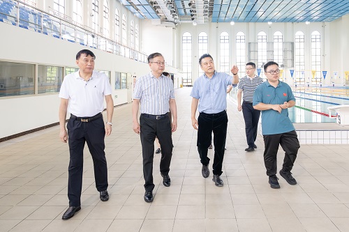 考察学校跳水游泳馆.jpg 考察学校跳水游泳馆.jpg