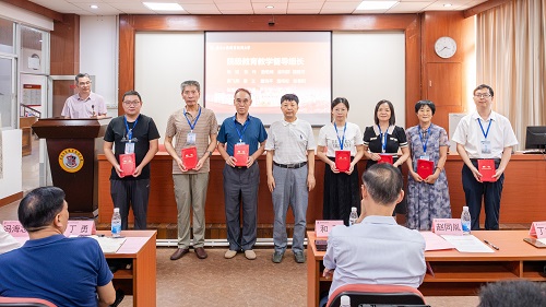 赵同胤为院级督导颁发聘书.JPG