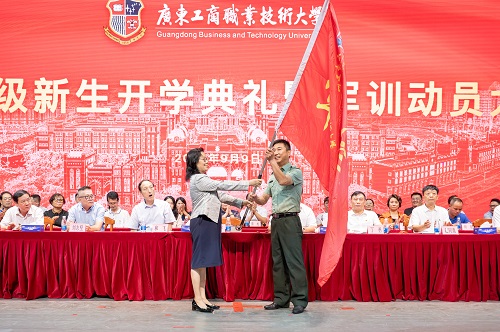 谢建平授团旗.jpg 谢建平授团旗.jpg