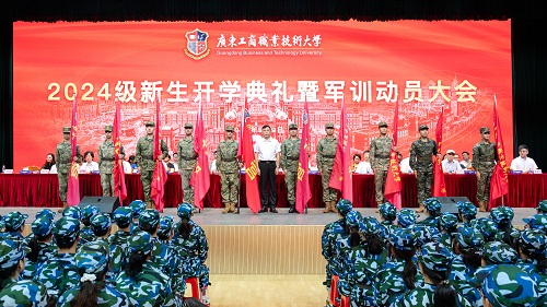 丁勇授营旗.jpg 丁勇授营旗.jpg