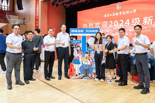 校领导与迎新工作人员合影.jpg 校领导与迎新工作人员合影.jpg