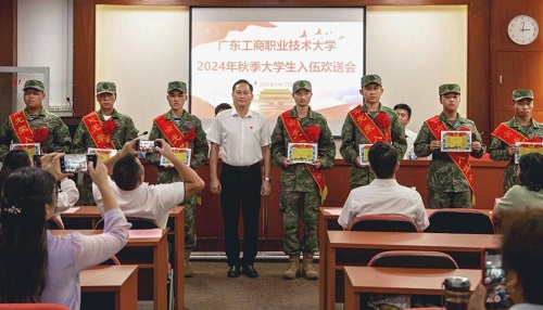 卢景值为入伍新兵颁发入伍通知书.jpg