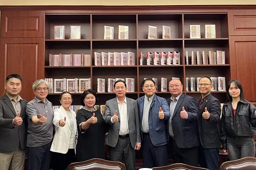 双方合影1.jpg 双方合影1.jpg