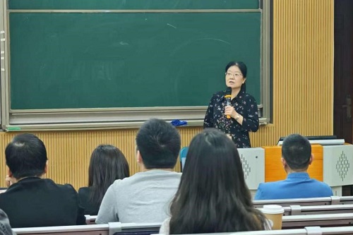徐锦芬主讲.jpg 徐锦芬主讲.jpg