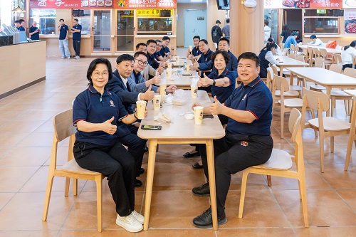 董事会及学校领导等试餐2.jpg 董事会及学校领导等试餐2.jpg