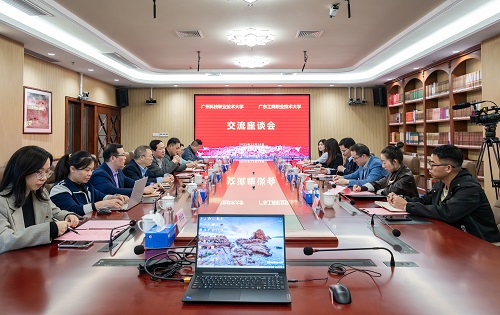 座谈现场.jpg 座谈现场.jpg