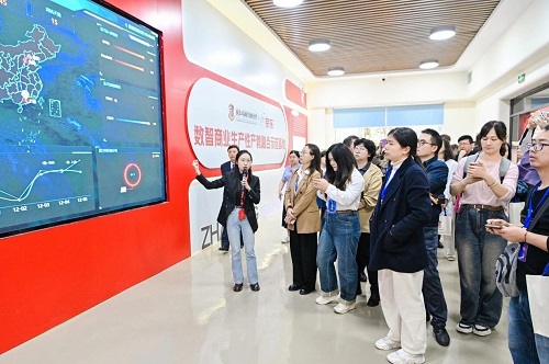 与会嘉宾参观基地.jpg 与会嘉宾参观基地.jpg
