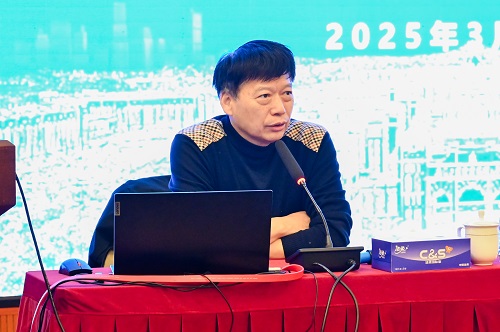 罗志作报告.JPG 罗志作报告.JPG