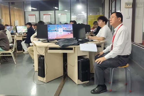 副校长冯海志在大旺校区课堂听课.jpg 副校长冯海志在大旺校区课堂听课.jpg