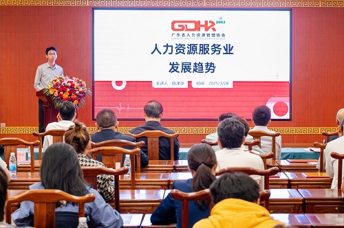 陈泽华作报告.jpg 陈泽华作报告.jpg