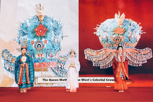 凤冠展演现场.jpg 凤冠展演现场.jpg