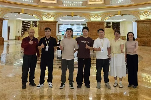 参观合影.jpg 参观合影.jpg