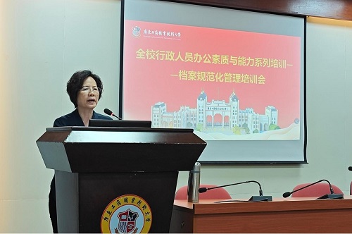 陈伊娜讲话.jpg 陈伊娜讲话.jpg