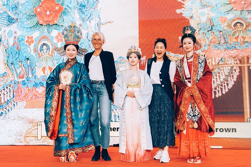 客商与展演演员合影.jpg 客商与展演演员合影.jpg