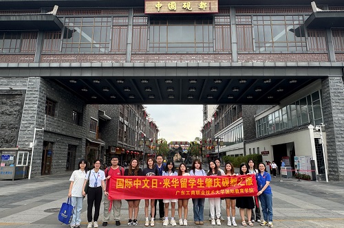 在端砚博物馆合影1.jpg 在端砚博物馆合影1.jpg