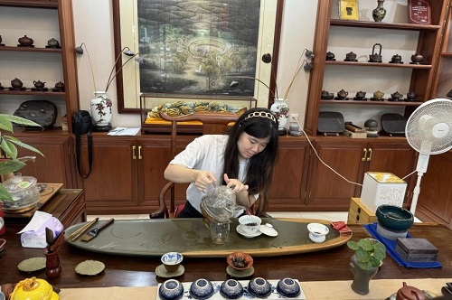 在端砚艺术馆留学生展示茶艺.jpg 在端砚艺术馆留学生展示茶艺.jpg