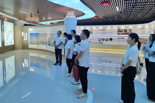 参观展厅.jpg 参观展厅.jpg