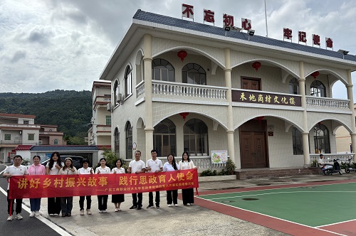 在禾地岗村合影.jpg 在禾地岗村合影.jpg