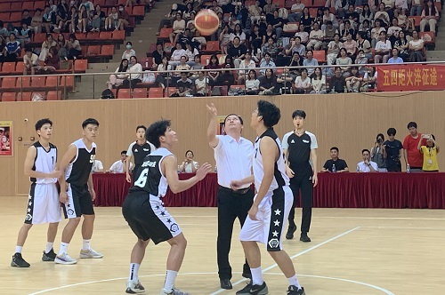 卢景值为揭幕战开球.jpg 卢景值为揭幕战开球.jpg