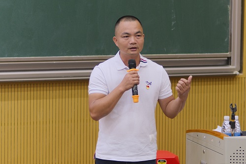 石金坤主讲.JPG 石金坤主讲.JPG