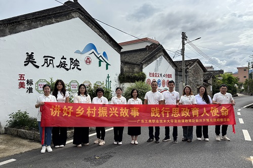 在朱所村合影.jpg 在朱所村合影.jpg