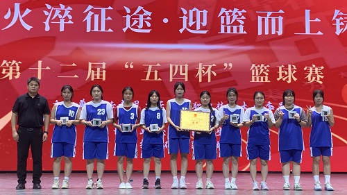 颁奖仪式:女子组季军外国语学院女队.jpg 颁奖仪式:女子组季军外国语学院女队.jpg