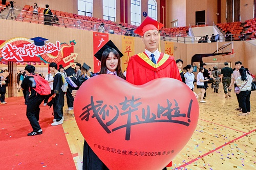 毕业生与校长和飞合影.jpg