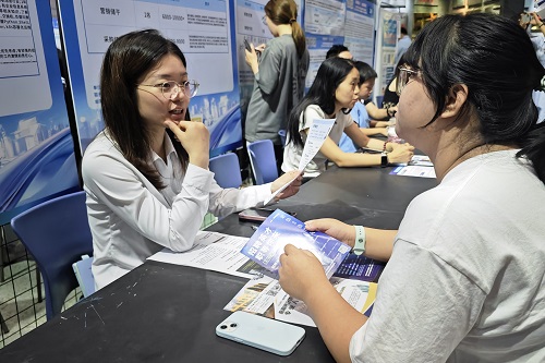 招聘现场.jpg 招聘现场.jpg