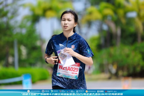 洪梓晴同学参赛中.jpg 洪梓晴同学参赛中.jpg
