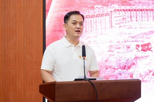 优秀学员代表发言.jpg 优秀学员代表发言.jpg