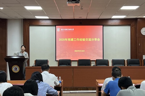 杨青布置工作.jpg 杨青布置工作.jpg