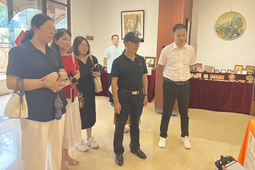 陈学年一行参观广府金绣工作室.jpg 陈学年一行参观广府金绣工作室.jpg