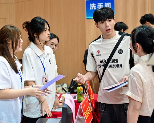 星湖校区工作人员接待新生1.jpg