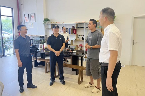 陈学年一行与璟玺传媒公司负责人交流.jpg 陈学年一行与璟玺传媒公司负责人交流.jpg
