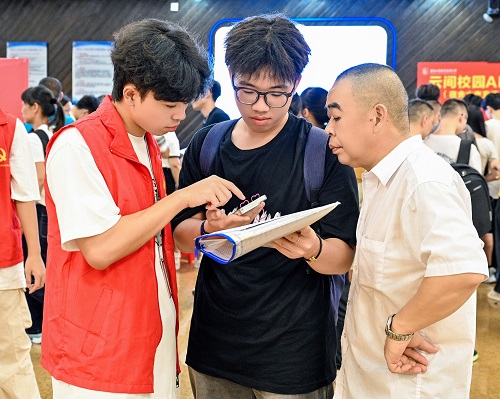 大旺校区工作人员接待新生2.jpg